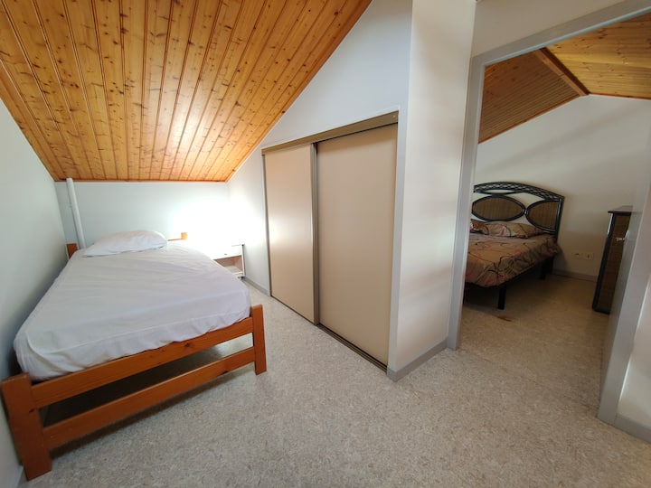 تفتح الأرضية التي تحتوي على غرفة نوم على الميزانين (سرير مفرد) وغرفة نوم مجاورة مستقلة (سرير مزدوج). 