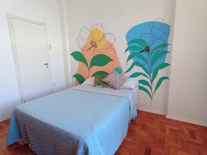 La habitación es amplia, espaciosa y luminosa. Es la única habitación con aire acondicionado. Las otras habitaciones tienen ventilador.