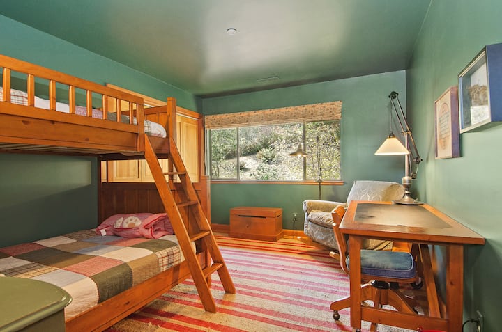 第四间卧室，双人床