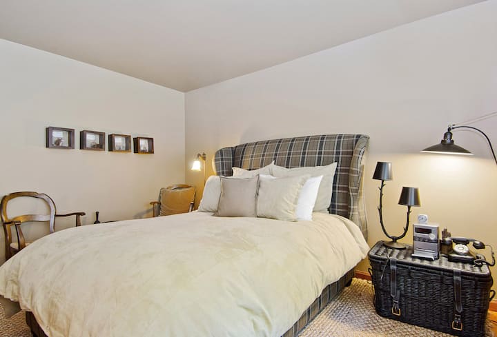 带标准双人床的第二间卧室