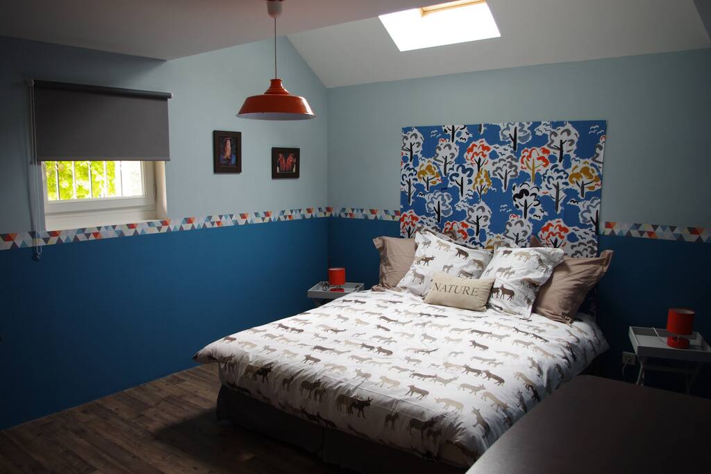Chambre parentale avec bureau et commode. lit 180*200.