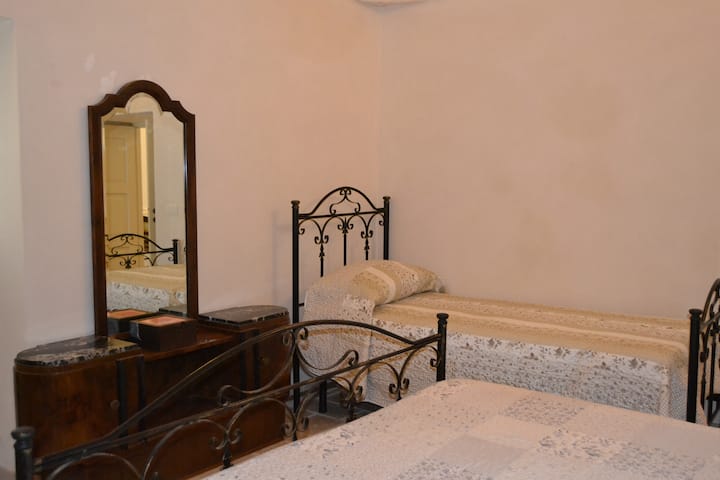 dormitorio con cama y cama matrimonial