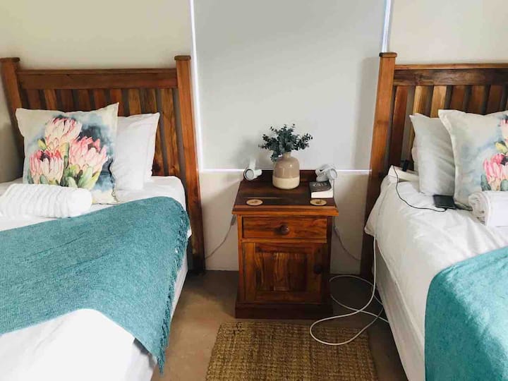 Közös kisasztal és állítható ágylámpák