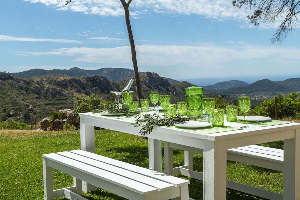 Mesa con bancos zona césped con increíbles vistas al mar y horizonte Sierra Tramontana