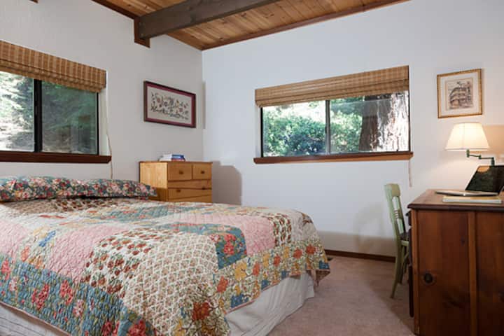 Segundo dormitorio con cama tamaño queen y escritorio.