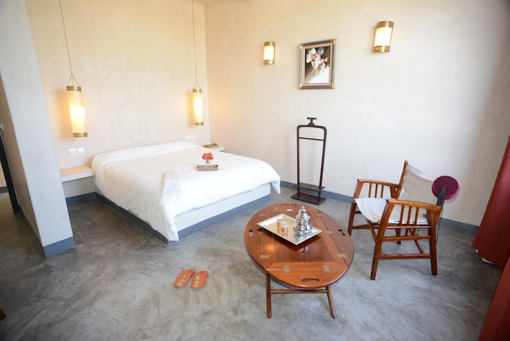 Ორადგილიანი ნომერი 1 სართულზე. 