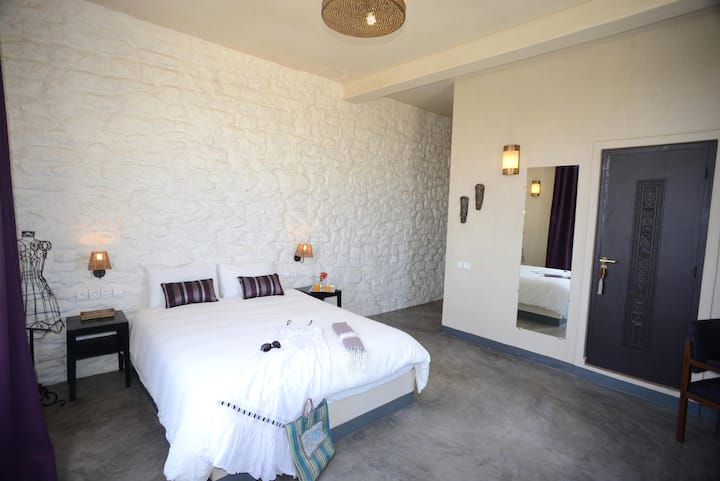 Ორადგილიანი ნომერი 1 სართულზე. 