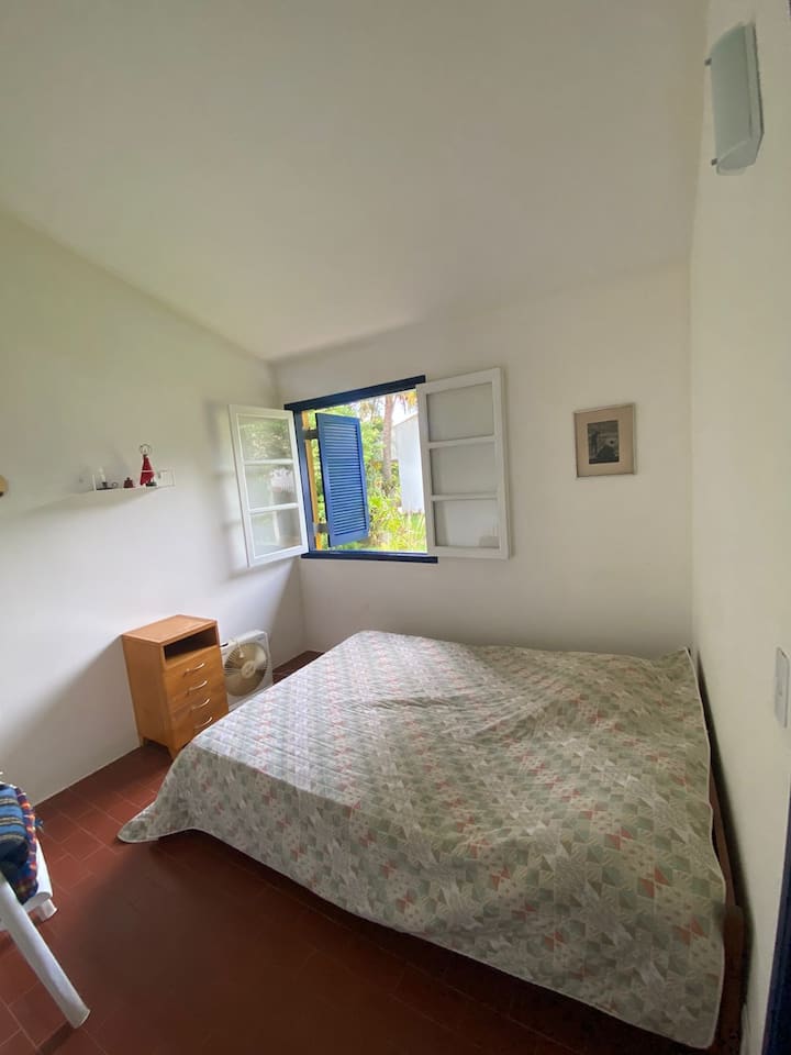 บ้านสีเหลืองห้องนอนเตียงใหญ่