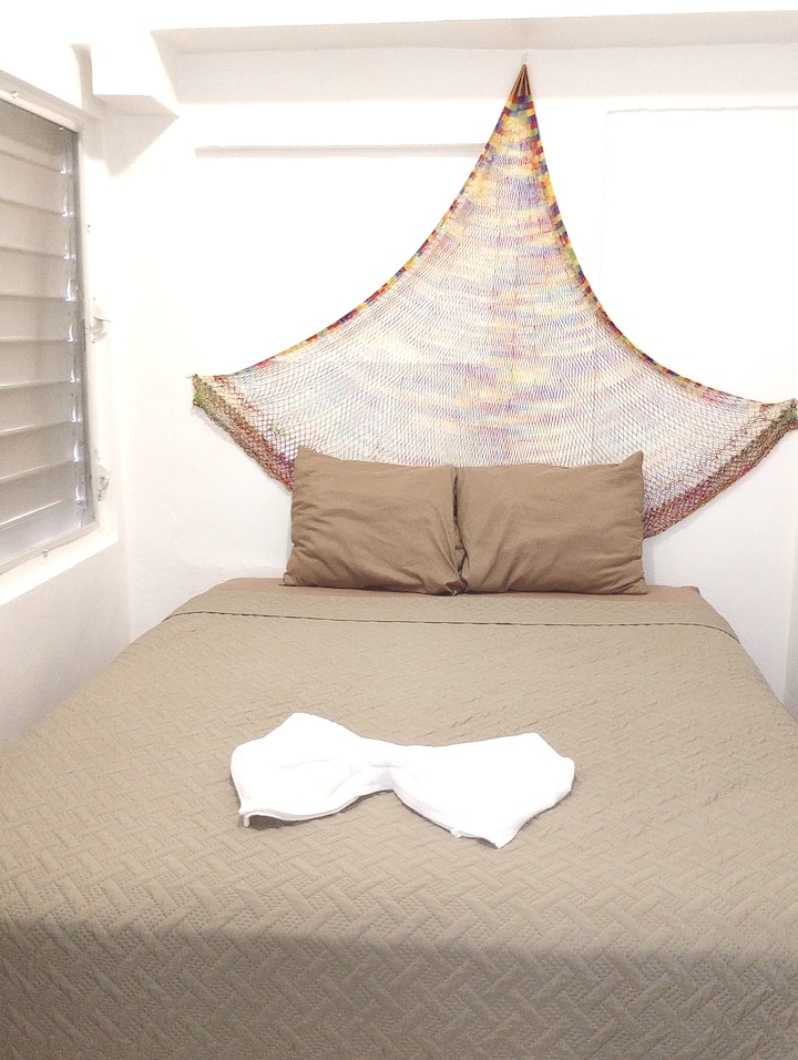 ESTE DE LA CAMA con DECORATIONG CON LA RED FIHING. HAZ POR EL FICHERMEN. TARDARÁS DÍAS EN LLEGAR. SE LLAMABA MIMGO EN UN ALOJAMIENTO QUE LLAMAN AL PASTILLO, SI COMO SNOCKING RECOMENT ESTO A YO.  (NUNCA VAYAS CON EL OCÉANO )