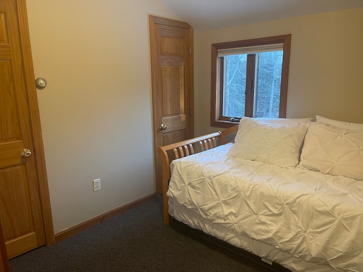 Chambre n °2 avec lit gigogne. (Deux lits jumeaux sont dans cette chambre car un lit double supplémentaire se retire du lit double inférieur.)

Les chambres sont toutes situées au deuxième étage de la maison