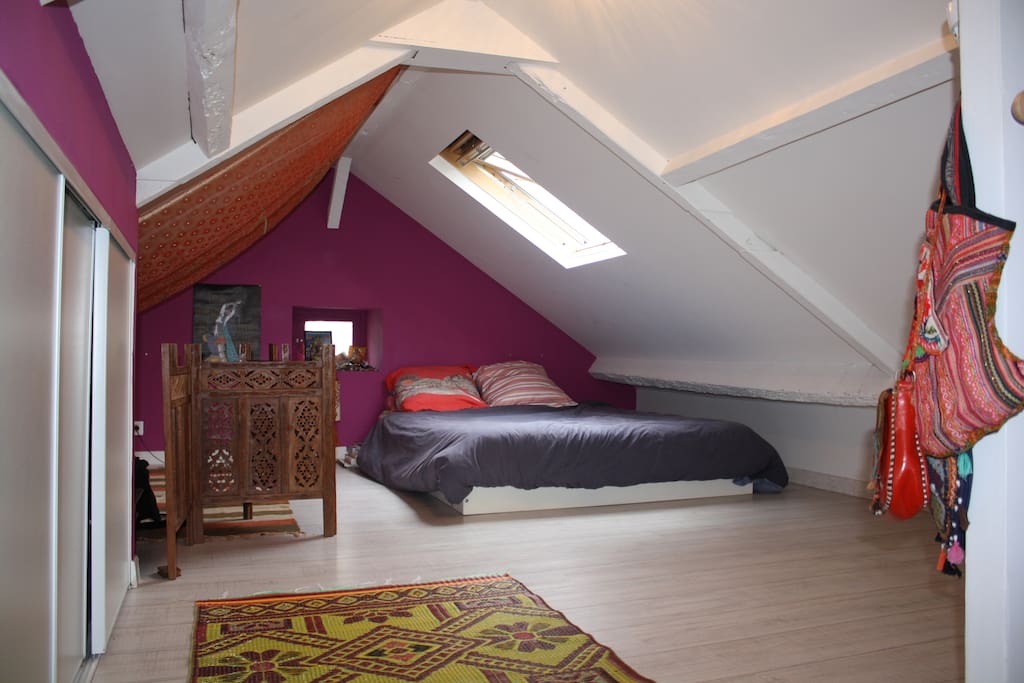 Chambre de 18m2 au sol sous les toits.