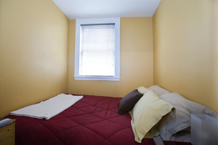 Dormitorio/cápsula para dormir con mesas auxiliares de cofre de arroz. Nota: La acogedora cápsula para dormir está cerrada en 3 lados: las parejas que se levantan mucho por la noche pueden encontrar incómodo gatear sobre su compañero de cama, aunque a la mayoría de los huéspedes les encanta este recinto tipo Monticello.  