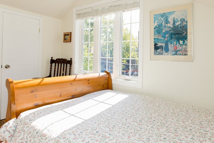 ห้องนอนที่ 2 พร้อมเตียงขนาดใหญ่และตู้เสื้อผ้าแบบวอล์คอิน