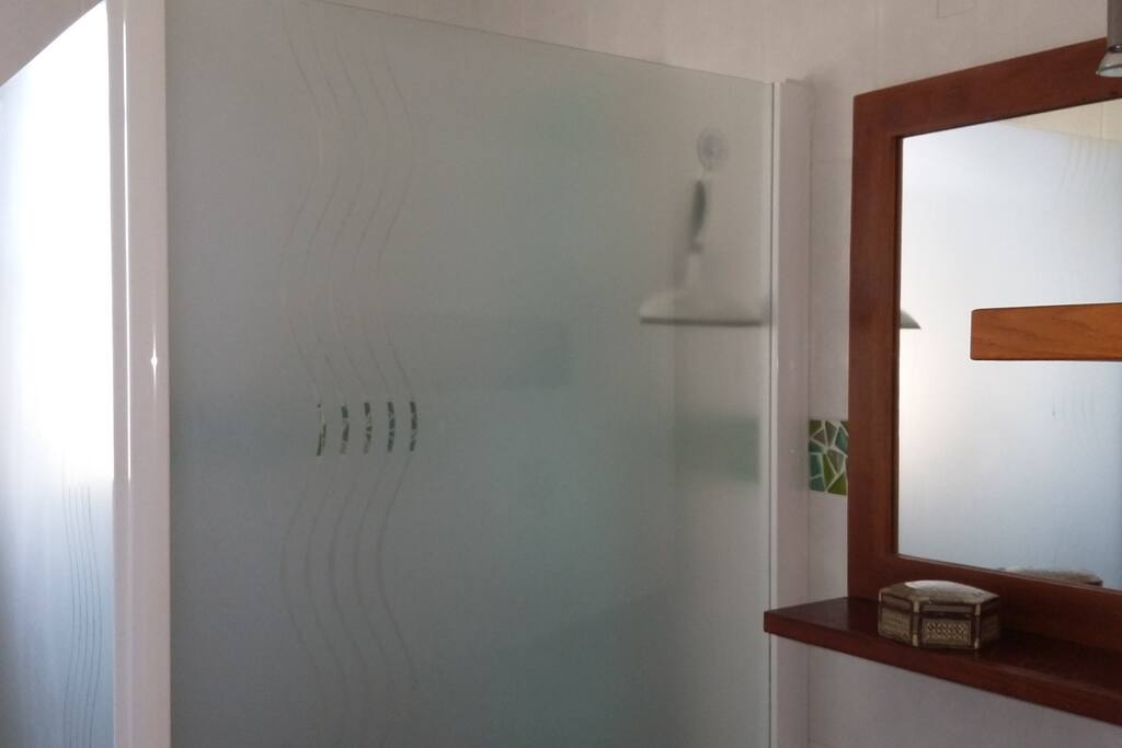 Salle d'eau, douche à l'italienne.