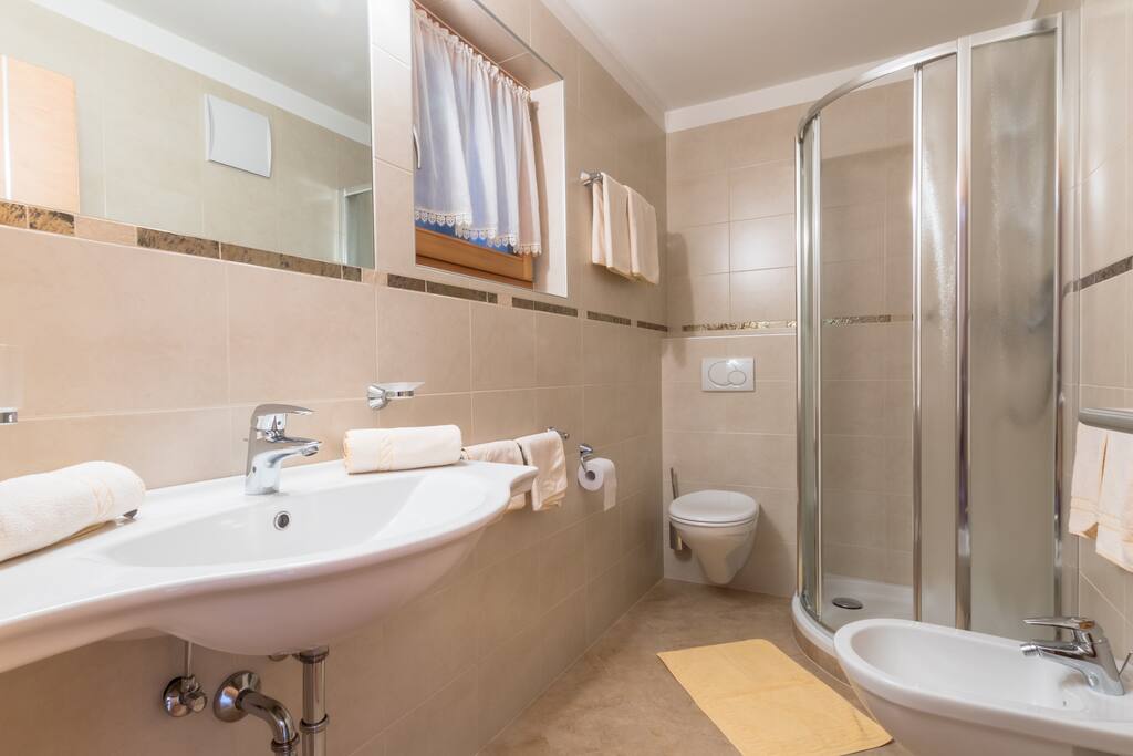 Bagno con doccia, bidet