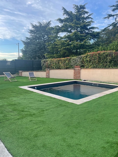 Cozy house with pool 10 km from the Capitol