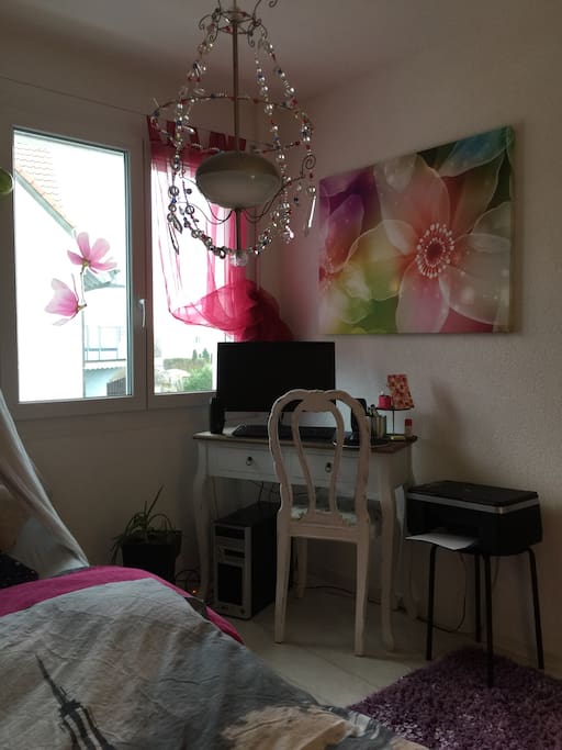 Helles, gemütliches Zimmer mit Charme zum Wohlfühlen.PC mit Internetanschluss zur Verfügung.