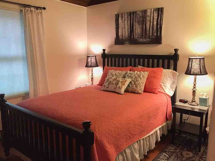 Hauptschlafzimmer im Erdgeschoss, Queensize-Bett, großer begehbarer Kleiderschrank. Das Badezimmer liegt auf der anderen Seite des Flures. 