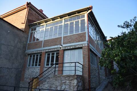 Aprili house