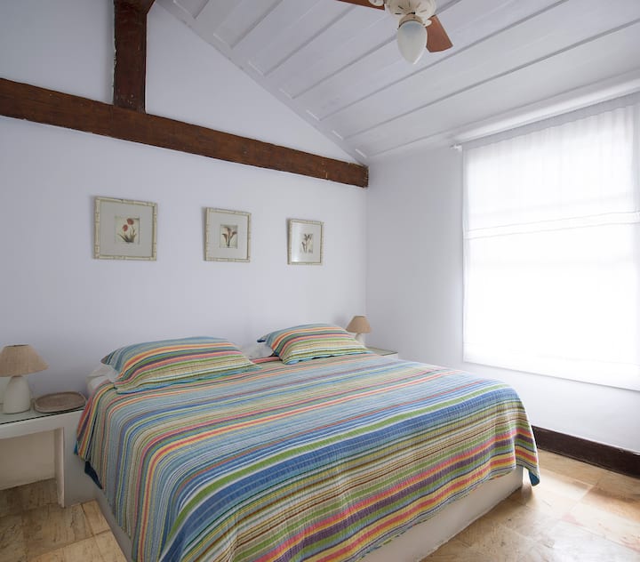 Апартамент 4 със суперголямо двойно легло. 