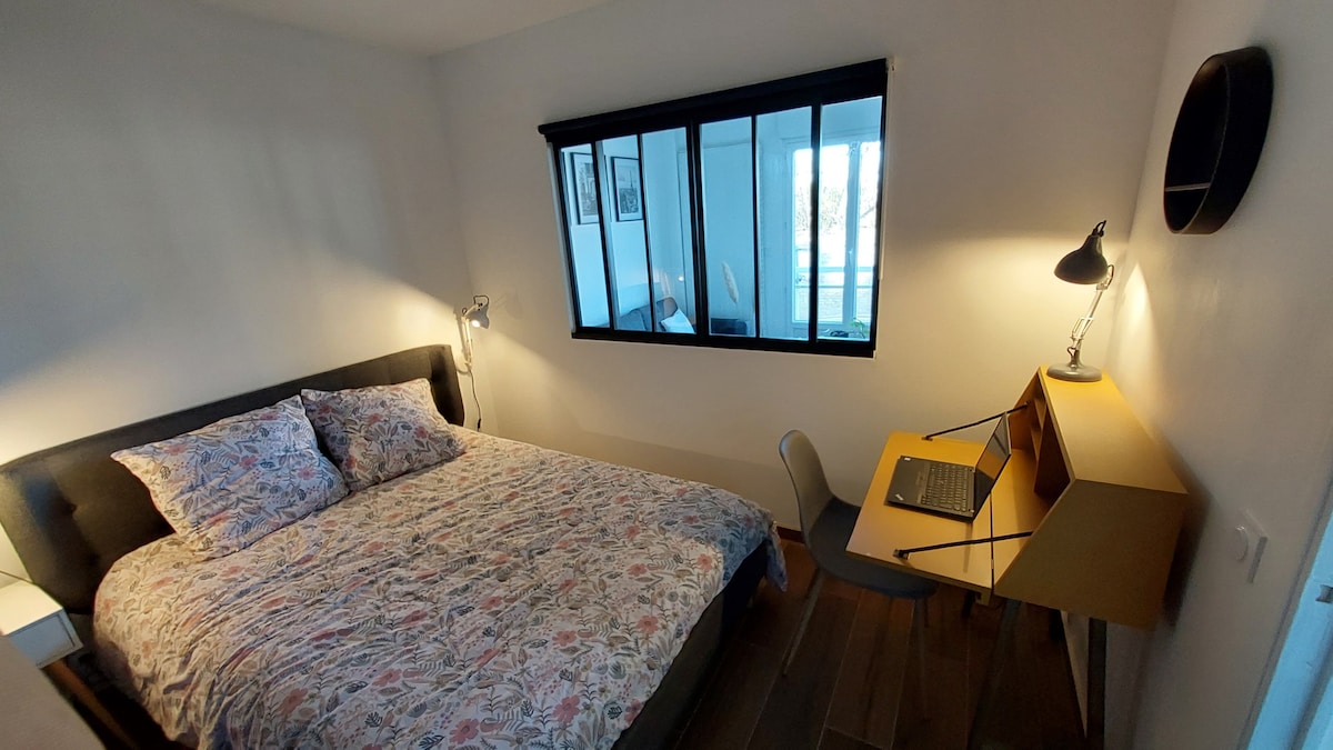 Спална соба со работен простор.
Лизгачка крошна со затемнета ролетна за да се зачува приватноста во спалната соба