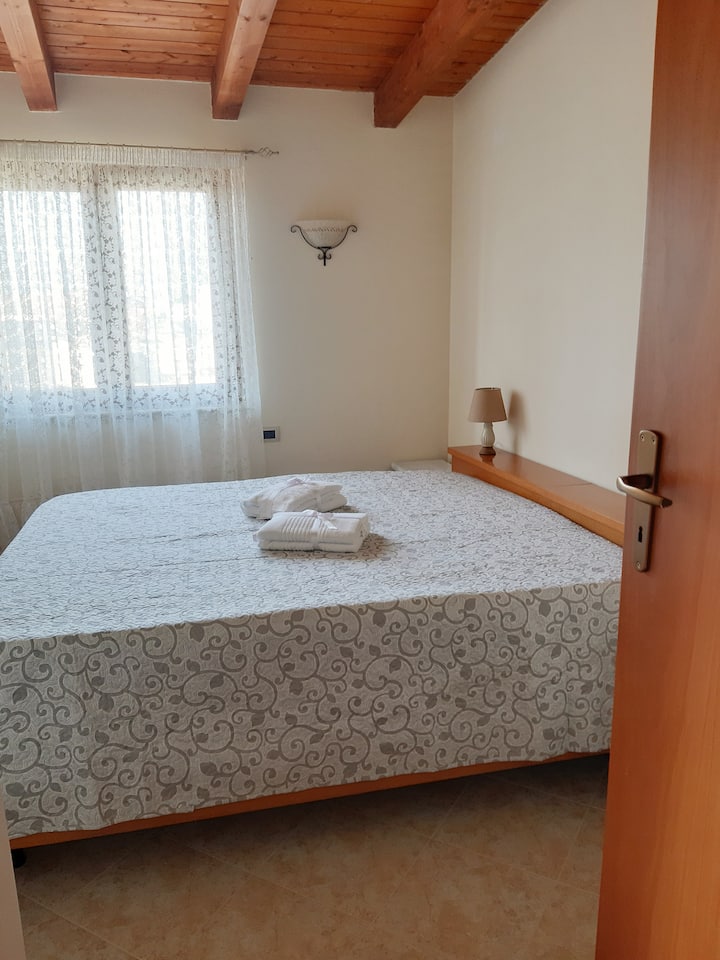 Krevatet dyshe janë në dispozicion sipas kërkesës.