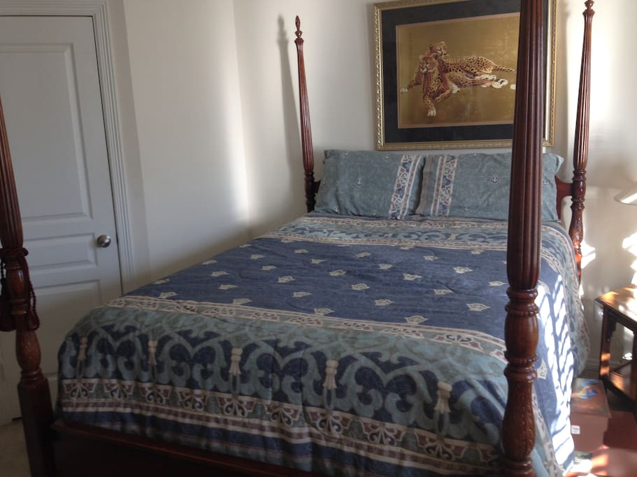 Pretty cozy bedroom with ensuite bath, HiFi, cable tv
Plantation shutters. ceiling fan room