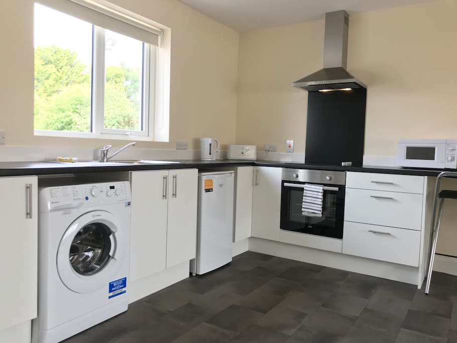 Kitchen Fully Fitted with Washing Machine, Cooker, Fridge, Microwave, Kettle & Toaster