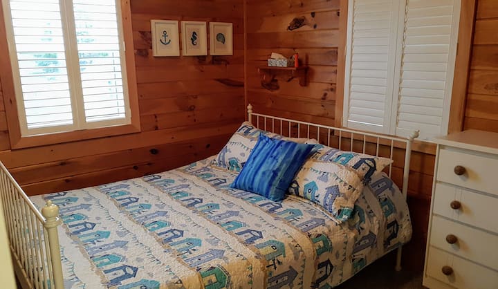 主卧，全新标准双人床和带海滩风格的记忆泡沫床垫