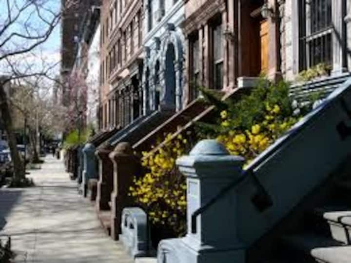 Private Studio with workstation Museum Block UWS Townhouses for Rent