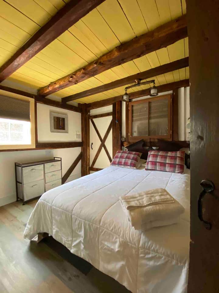 第二间卧室配有标准双人床 