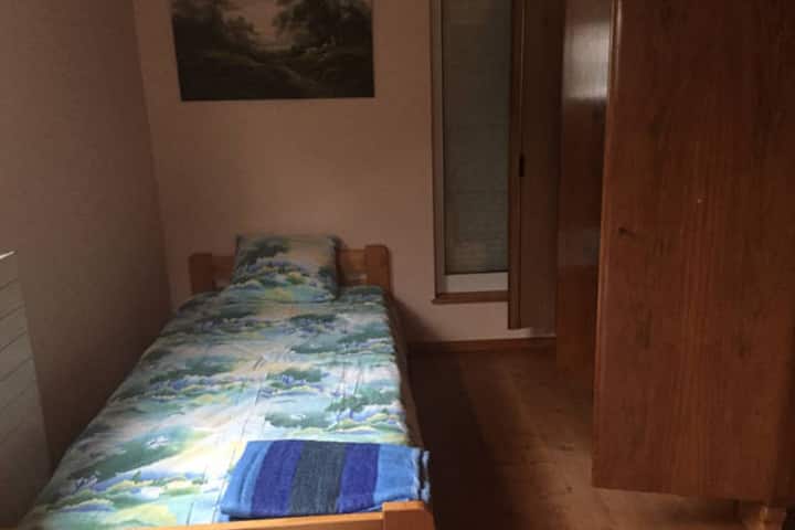 Beautiful room/independent bathroom/private access/parking