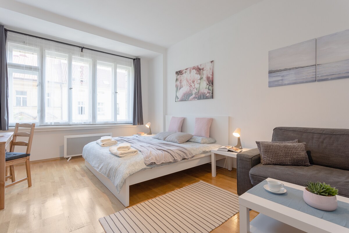 אפשר לצפות בטלוויזיה מהמיטה הנוחה.