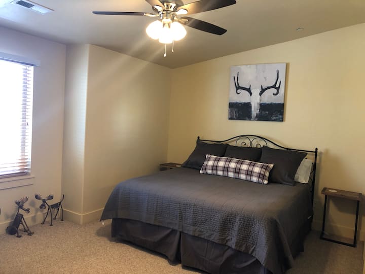 Основна спалня, двойно легло, главен килер, самостоятелна баня