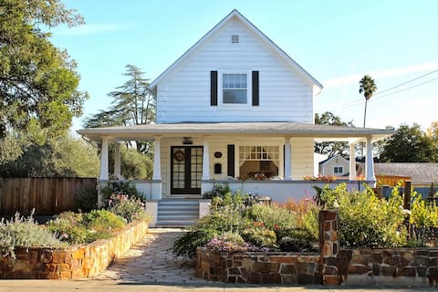 Renovated Farm House Downtown!