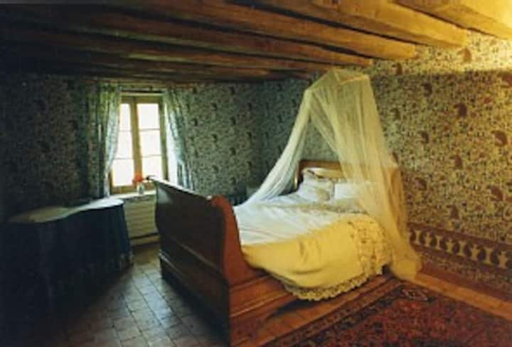 חדר נעים מאוד עם מיטה זוגית