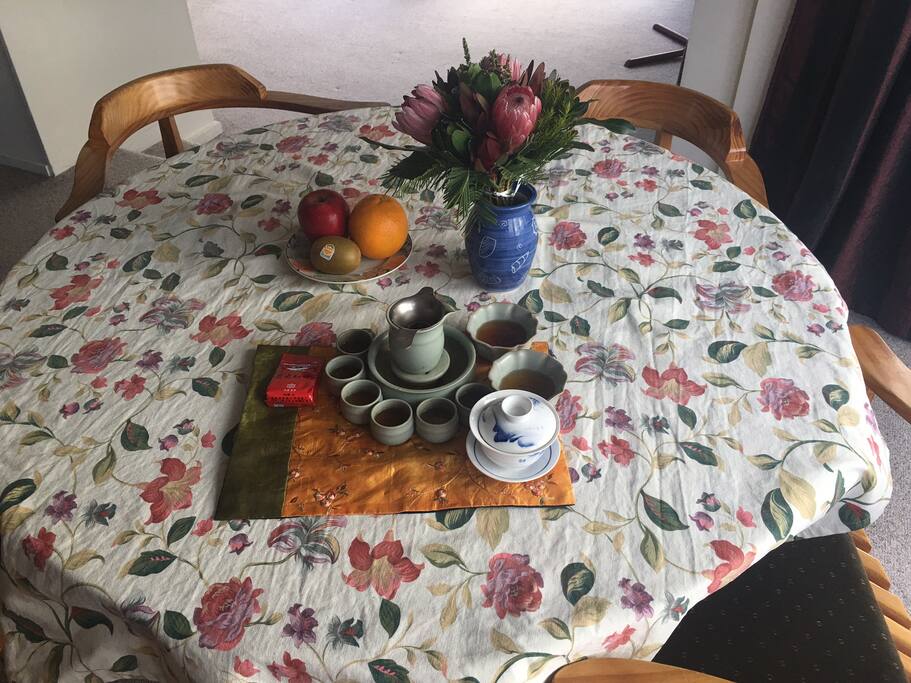 喜爱中国传统茶艺的友善房东Lucy会给您分享来自中国的茗茶,如果你也喜欢中国茶道!可以在旅途中多一分悠然!异国他乡,泡一壶中国茗茶,谈一下中国文化,岂不美哉!