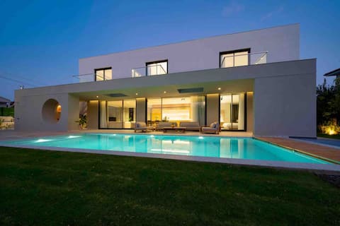 Villa with private pool and jacuzzi in the city center