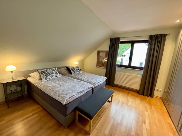 Საძინებელი ყუთში ზამბარიანი საწოლითა და დიდი გარდერობით. 