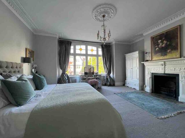 Wimbledon Tennis Retreat + London Holiday Home gallery image 4