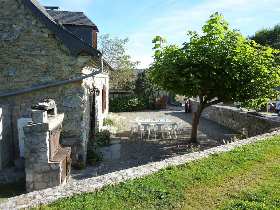 Cour devant le gîte.