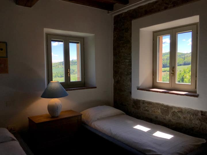 שני חדרי השינה: שני חלונות, גישה למרפסת, נוף נהדר. 2 חדרי שינה: 2 חלונות, דלת צרפתית למרפסת, נוף מרהיב