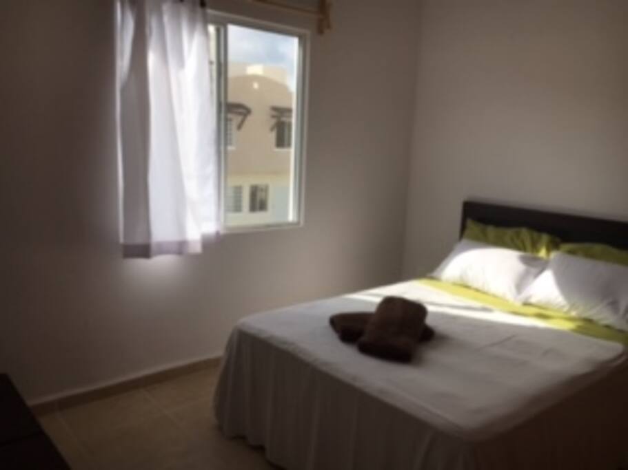 habitación con cama matrimonial.