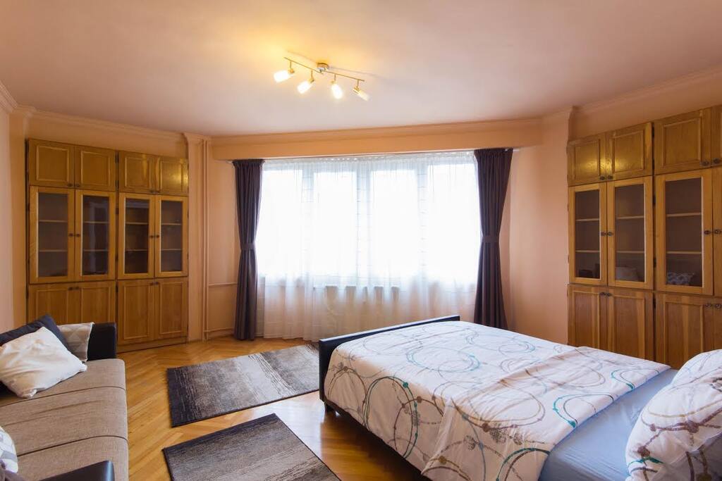 camera da letto, verso la finestra