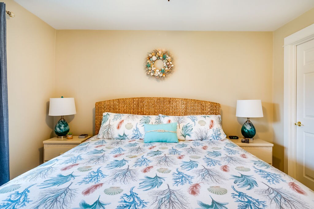 בחדר השינה הנעים יש מיטת קינג נוחה במיוחד לשינה ערבה. 