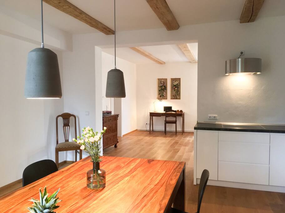 Esstisch und Durchgang zum Wohnzimmer