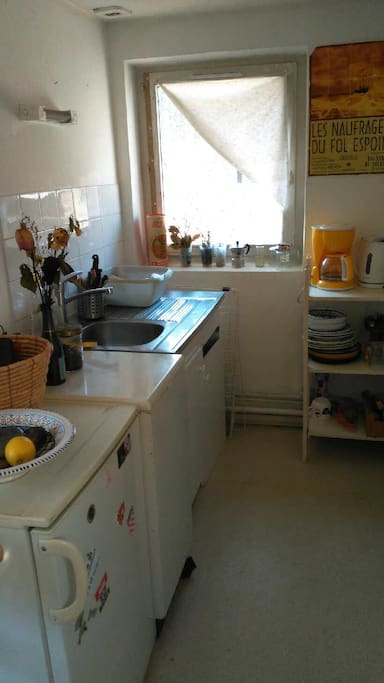La kitchenette est équipé d'une gazinière avec four, d'un frigo, cafetière et bouilloire.