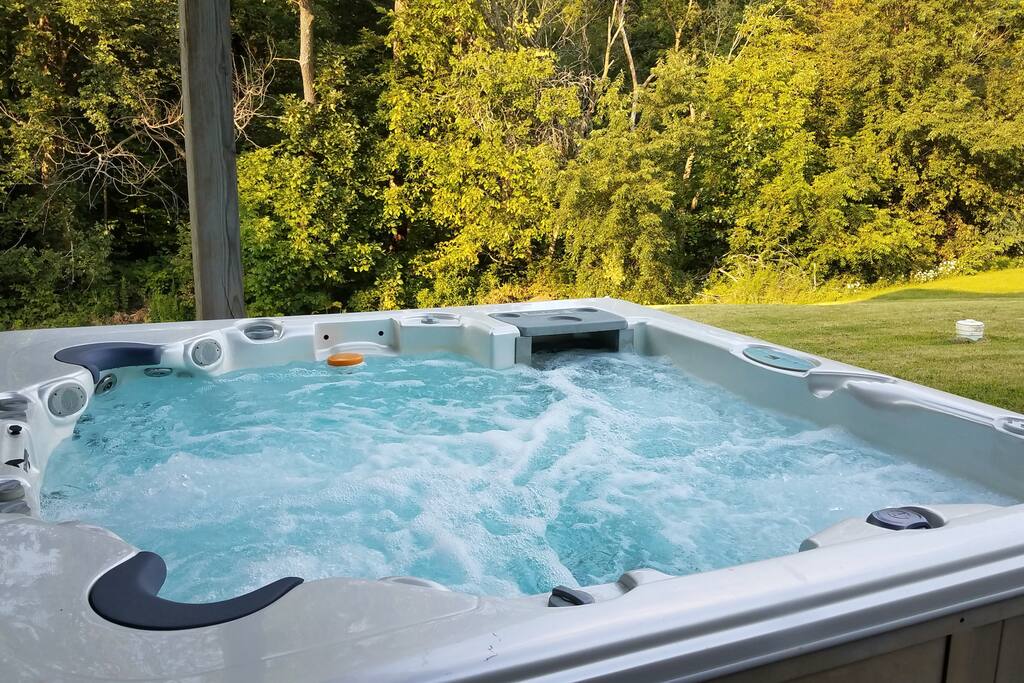 Decked Out Home's 7-person Hot Tub
