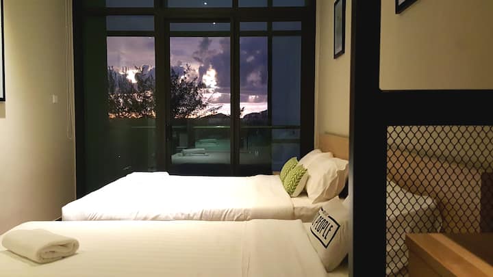 Chumba cha kulala cha Master Suite 1 na mtazamo wa balcony
Sunset