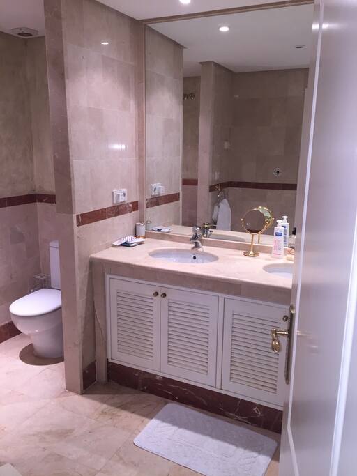 salle de bains 1 avec wc et baignoire